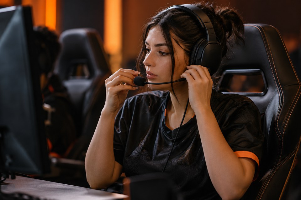 Jogadora ajustando o microfone do headset