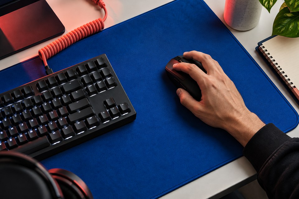 Cena criada com IA: mouse e teclado em uma mesa de preparação